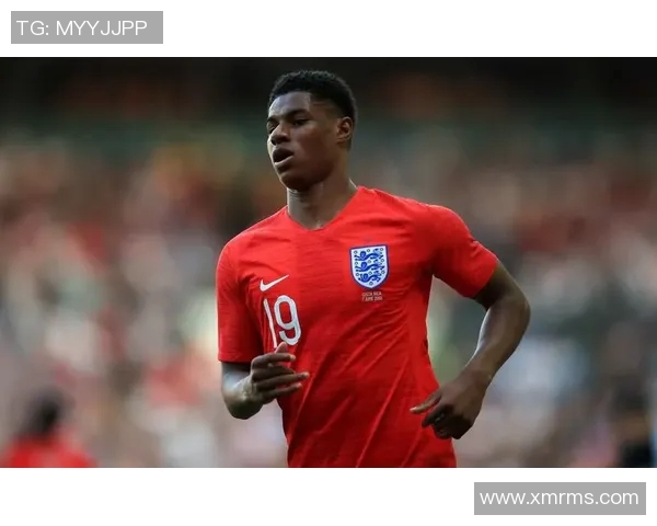 戴着头绳的足球明星们如何在赛场上展现独特风格与实力