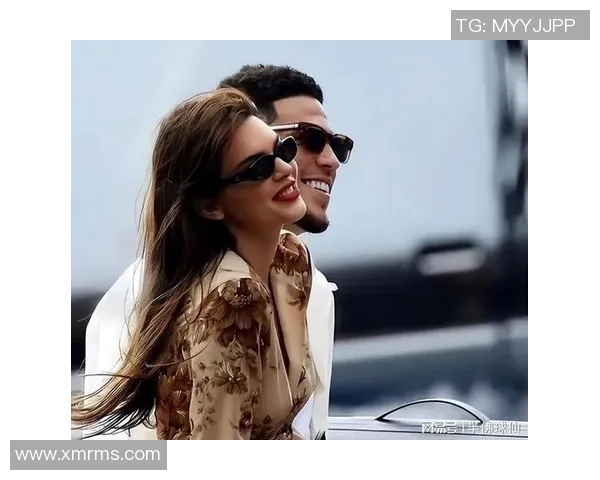 足球明星女友甜蜜秀恩爱视频曝光两人幸福瞬间引发网友热议